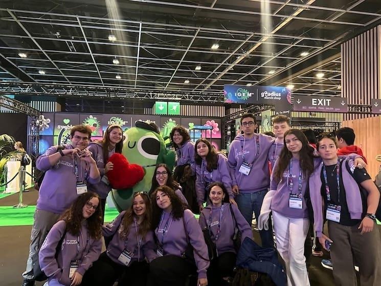 L’équipe iGEM 2025 du lycée Saint-Joseph d’Istanbul lors de la compétition internationale