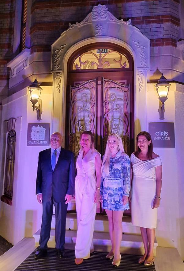 Lucien Arkas et ses invités lors de l’inauguration du musée Arkas Sanat Göztepe à Izmir