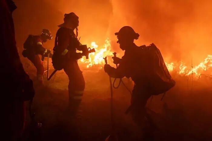 des pompiers luttant contre les flammes en espagne