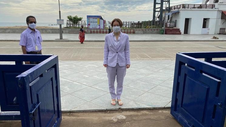 après avoir terminé sa période de quarantaine, Lise Talbot Barré, Consule générale de France à Pondichéry et Chennai a déposé une gerbe aux Monument aux Morts.