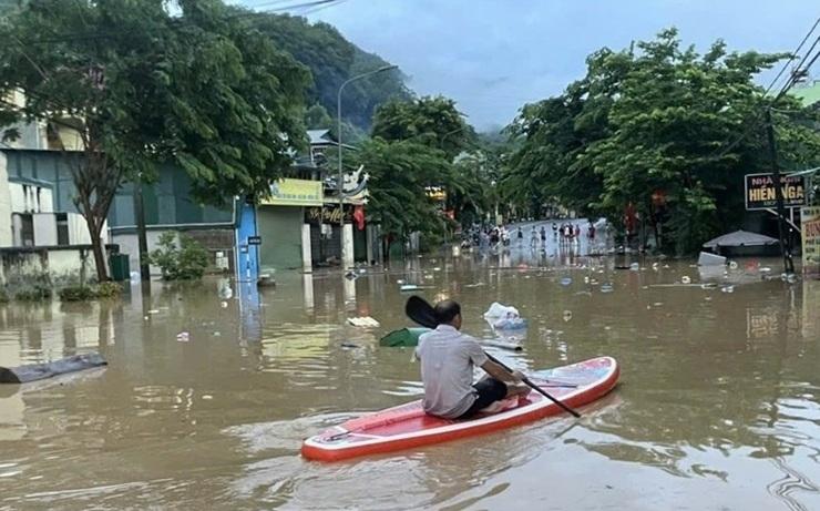 Inondations à Nghê An suite à la tempête tropicale Wipha: les habitants se déplacent en bateau