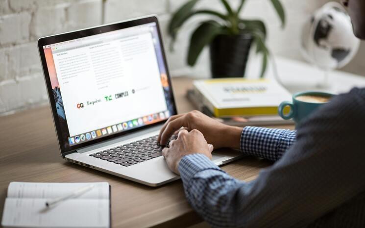 personne qui pianote sur un ordinateur