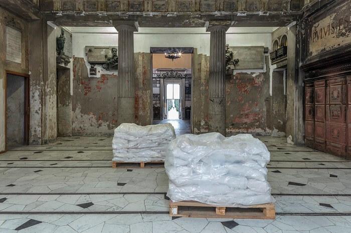 installation maurizo cattalan