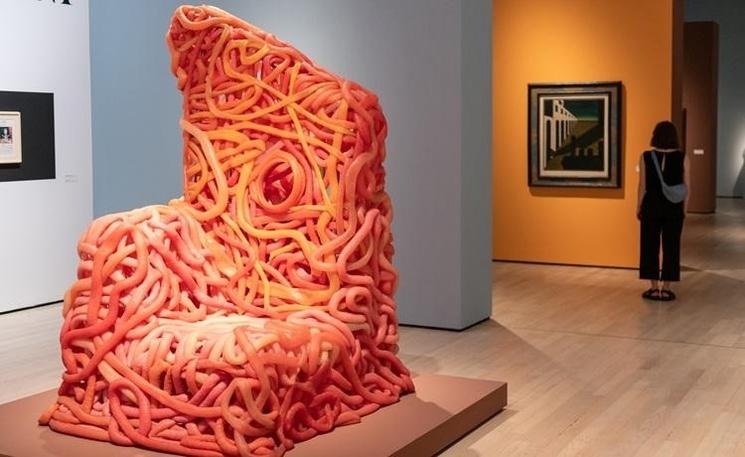 installation surréaliste orange