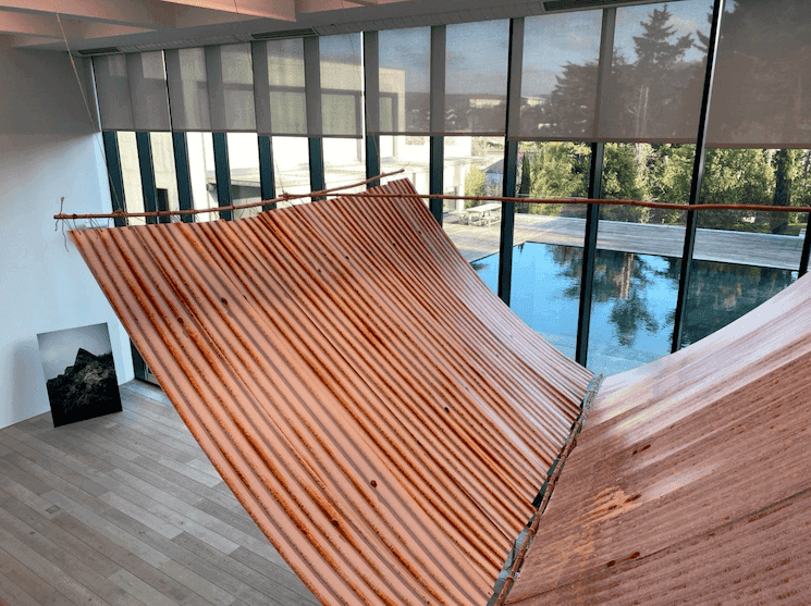 Vue intérieure du centre culturel Hara avec une installation artistique, mêlant matériaux bruts et lumière naturelle, dans le cadre de l’exposition de Cansu Yıldıran.