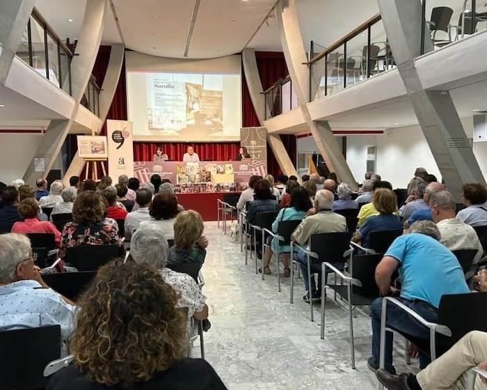 une conférence à l'instituto alicantino de cultura juan gil albert