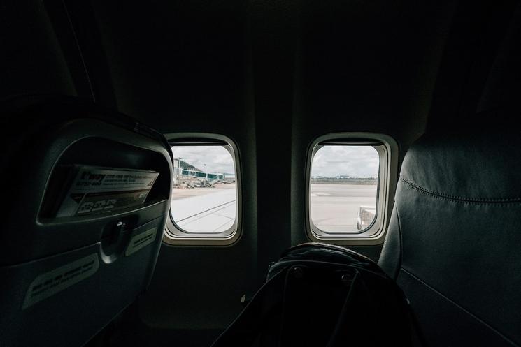 incliner son siège dans un avion avec hublot