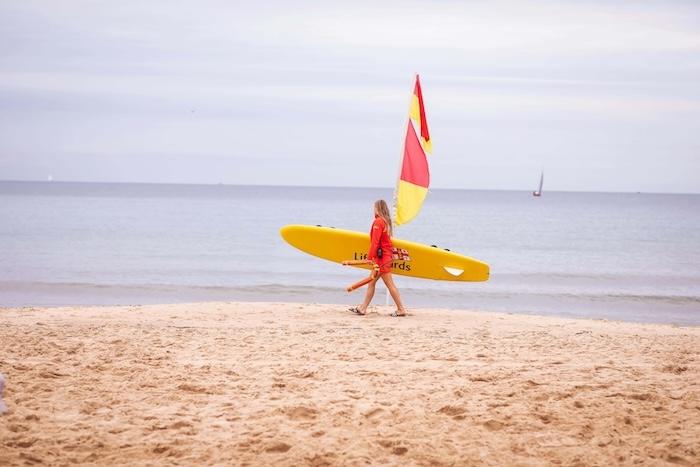 femme sauveteur secouriste avec drapeau sur une plage espagnole