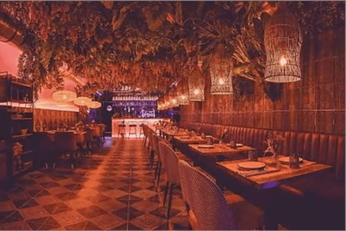 intérieur du restaurant entièrement décoré de plantes artificielles