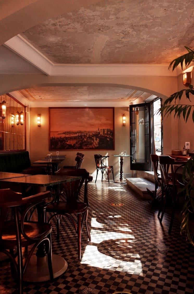 Intérieur du Café da Giovanni à Beyoğlu avec lumière de fin de journée et ambiance café de quartier