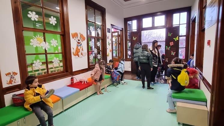 Espace d’accueil de la crèche gratuite à Konak, Izmir, avec des enfants et leurs parents découvrant les lieux.