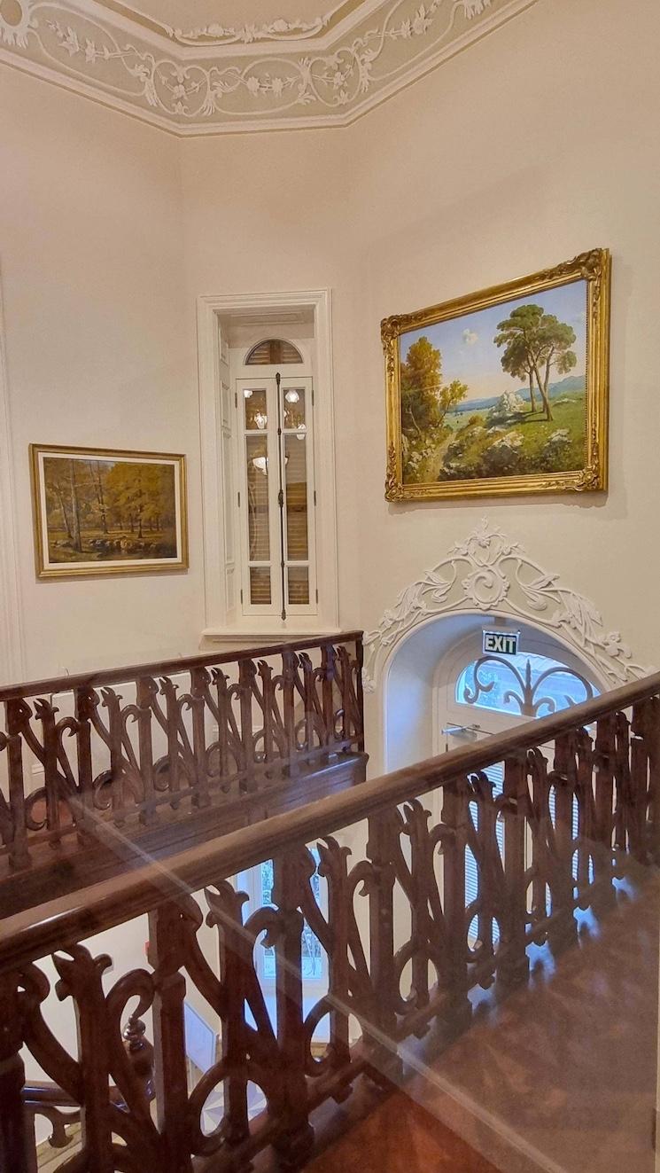 Escalier et plafond orné du manoir Ayşe Mayda, musée Arkas Sanat Göztepe à Izmir