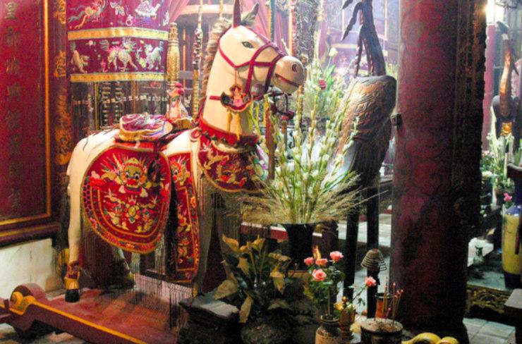 à l’intérieur du temple Bach Ma de Hanoï