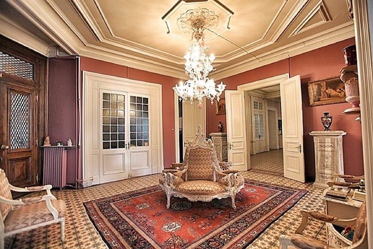 Salon historique du yalı de Zeki Pacha à Istanbul, décor d’origine et lustre en verre