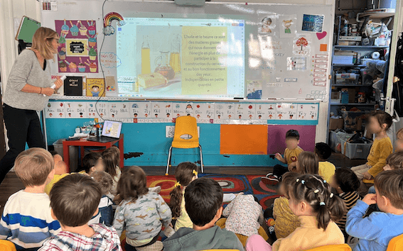 Angéline intervient dans une école