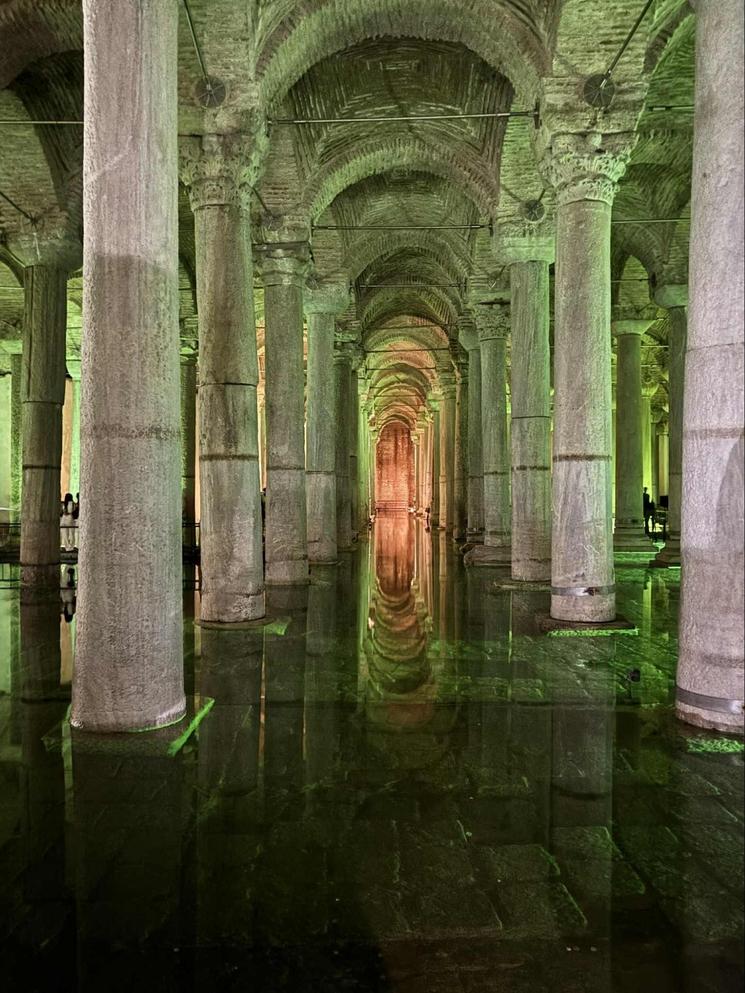 Intérieur de la citerne-basilique d’Istanbul avec ses colonnes illuminées