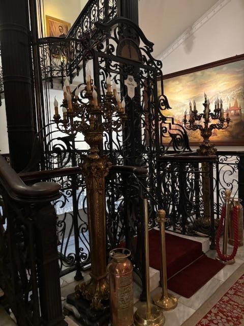 Ascenseur ancien du Pera Palace à Istanbul avec décor en fer forgé