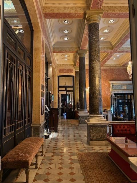 Hall intérieur du mythique hôtel Pera Palace à Istanbul