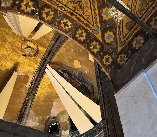 Voûtes dorées et fresques de Sainte-Sophie à Istanbul