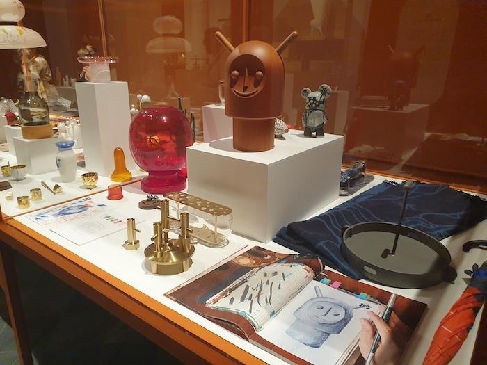 un cabinet de curiosité avec des objets de design exposés