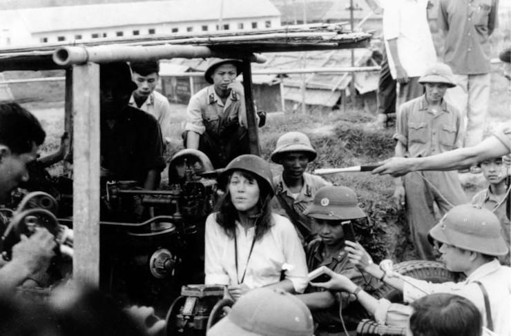 Jane Fonda, entourée de soldats nord-vietnamiens