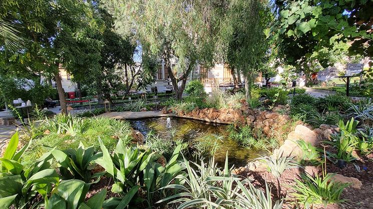 Le jardin du manoir Ayşe Mayda, aménagé pour le musée Arkas Sanat Göztepe à Izmir