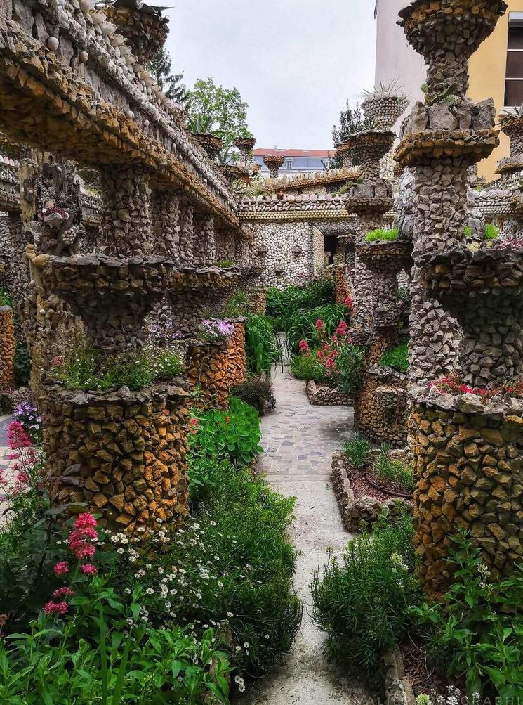 le jardin Rosa Mir avec des pierres