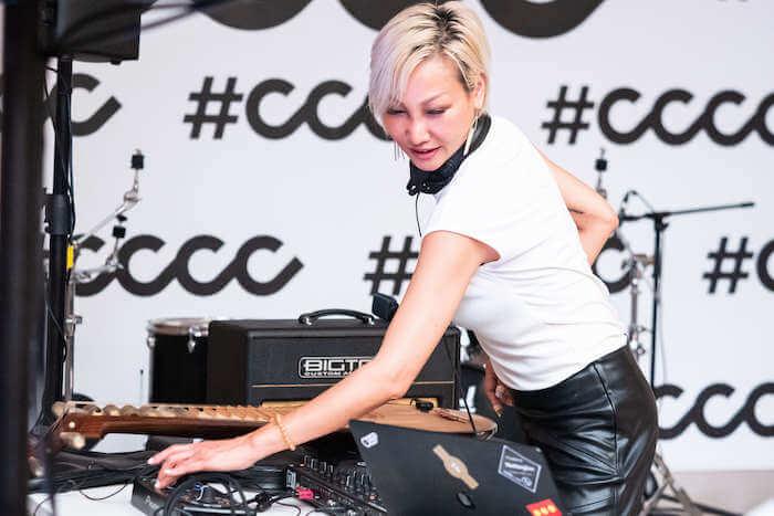 La DJ Jasmine Li en train de mixer