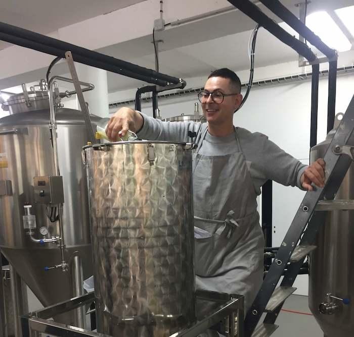 Jesus Diaz de vivar en train de travailler sur un alambic