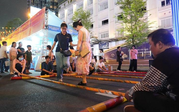 Vietnamiennes jouant à un jeu folklorique