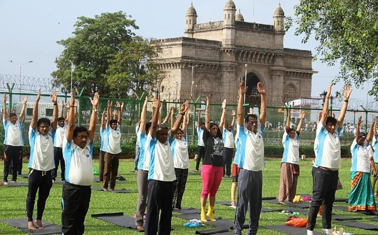Les scientifiques du département de l'énergie atomique faisant du yoga à Mumbai