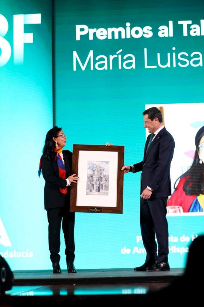 Juanma Moreno remet le prix à maria Luisa de contes