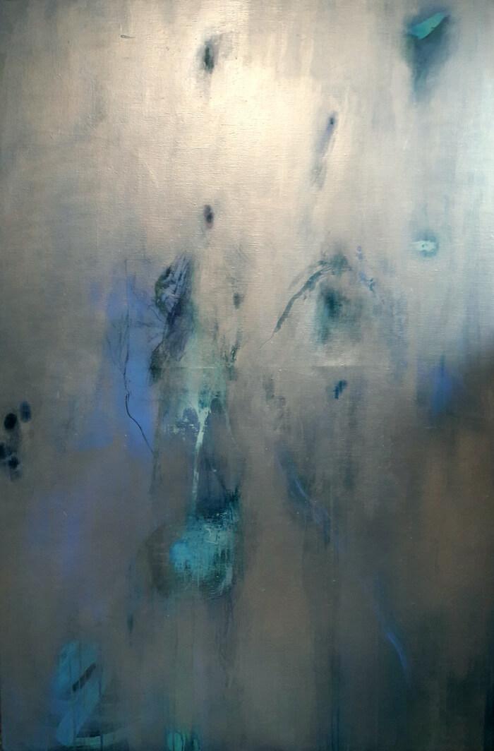 une toile grise et bleue de l'artiste julia tiemann représentant des motifs abstraits