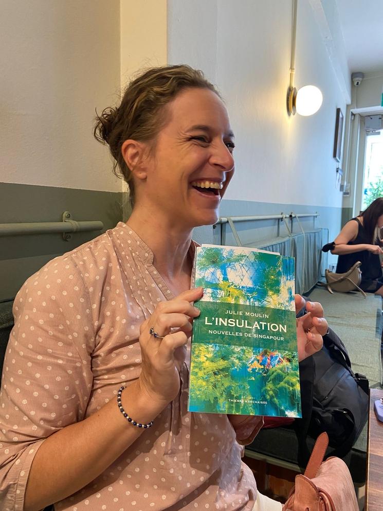 Julie Moulin découvre son ouvrage en décembre 2025 - Credit photo Capucine Canonne