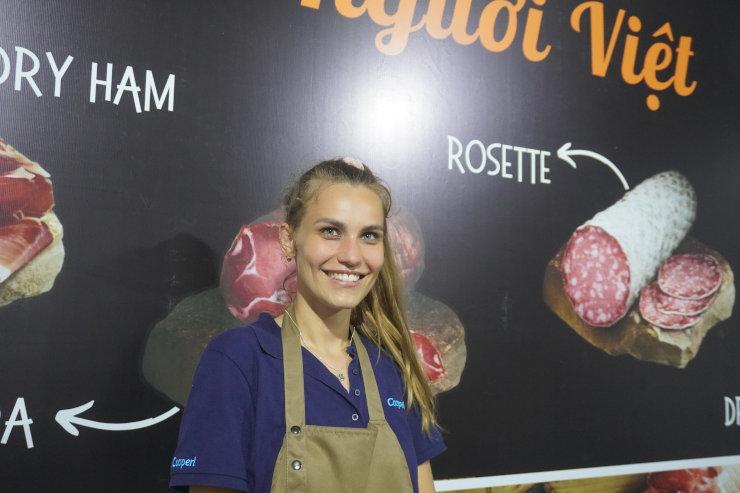 Julie Ducan et son stand pour Montagne noire