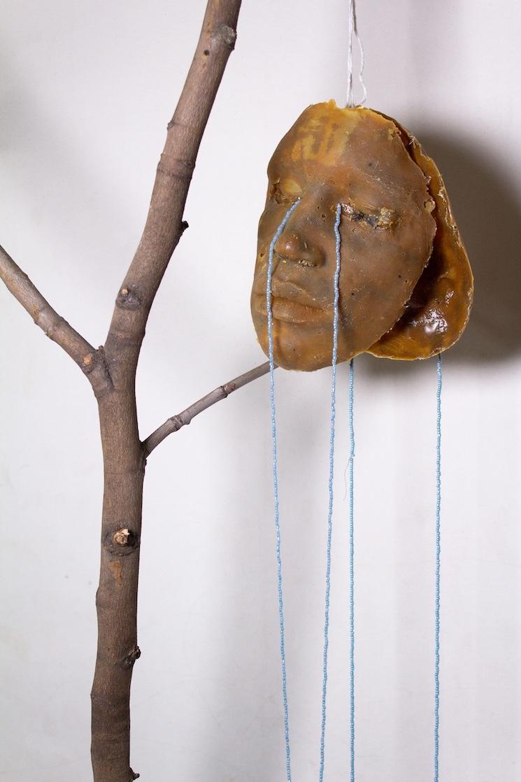 Sculpture écologique Kaynaklar de Beya Gille Gacha, 2021, mettant en lumière la connexion entre l'art et les enjeux écologiques.