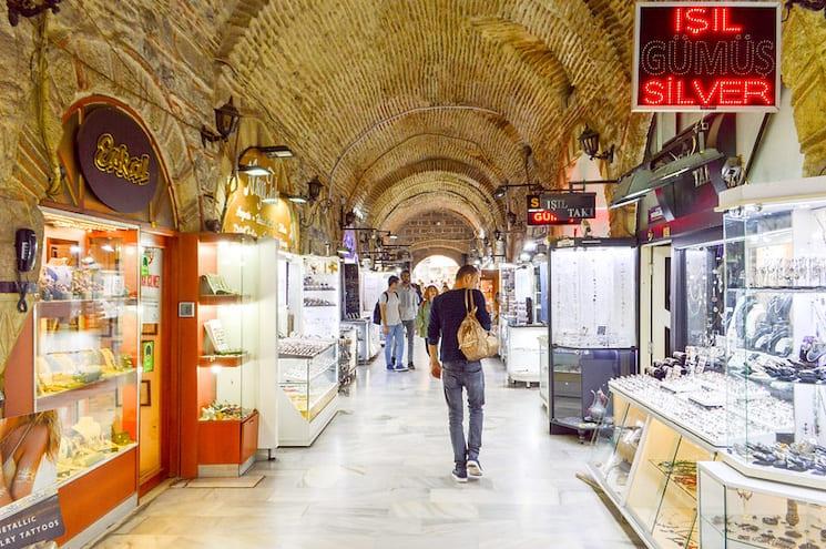 Le marché historique de Kemeraltı à Izmir, un incontournable pour le shopping et l’artisanat local.
