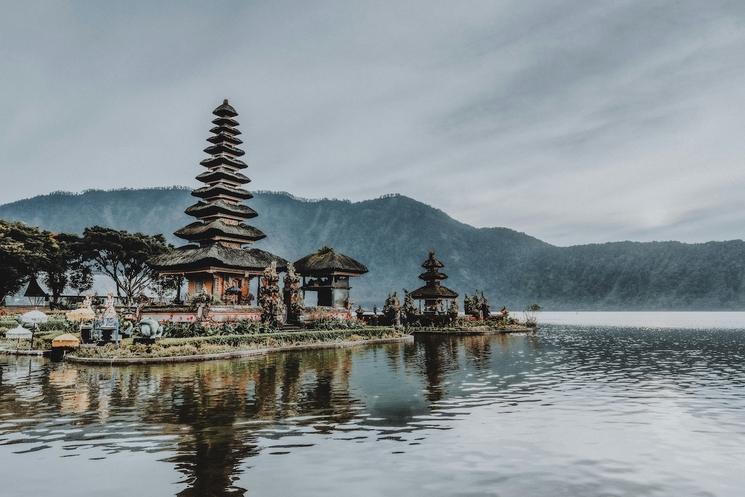 Ulun Danu Bratan temple sur l'eau à bali avec les montagnes en fond