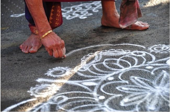Femme dessinant un kolam pour Panguni Uthiram à Chennai