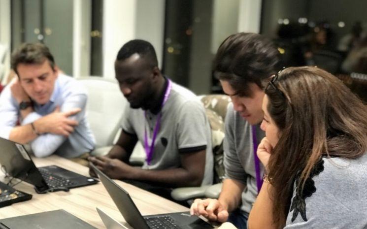 étudiants devant des ordinateurs pendant des cours de Konexio