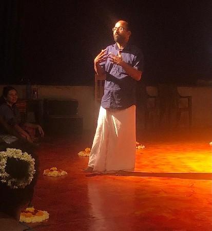 Koumarane Valavane sur la scène de l'Indianostrum Theatre