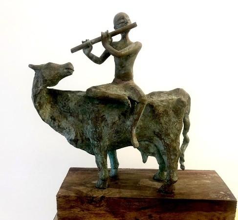Sculpture de Krishna jeune sur une vache
