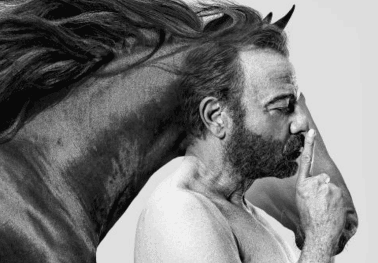 Affiche en noir et blanc de la pièce Küheylan, mettant en scène un homme fusionnant avec un cheval, symbolisant la tension entre l’instinct et la raison.