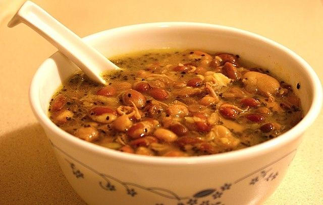 Un bol de kwati, la soupe traditionnelle newar du Népal