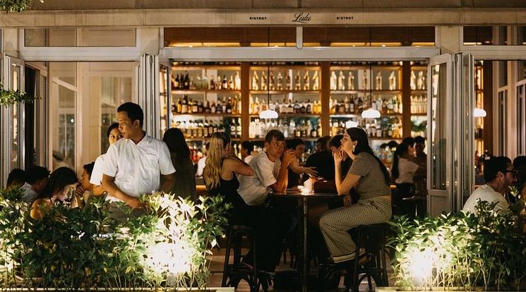la devanture du restaurant lulu bistrot à canggu, bali avec un des gens en terrasse