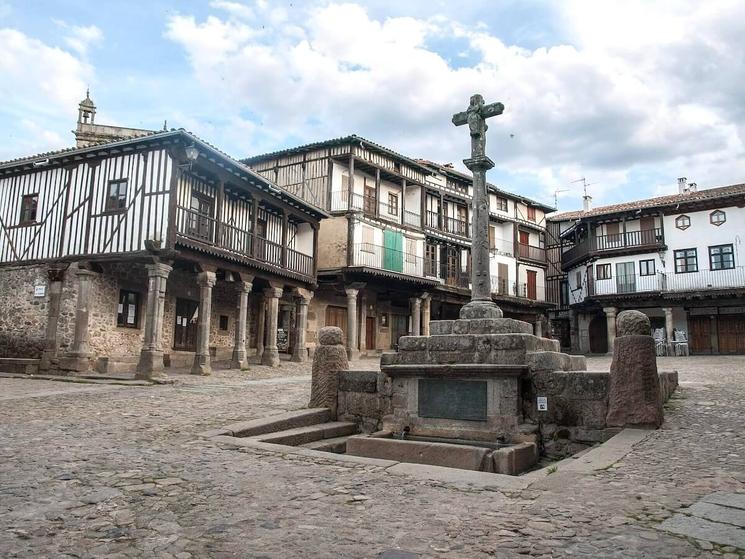 Maisons traditionnelles à colombages bordant la Plaza Mayor de La Alberca, dans la province de Salamanque.