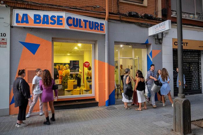 la façade bleue et orange de la base culture à Valencia lors d'un vernissage