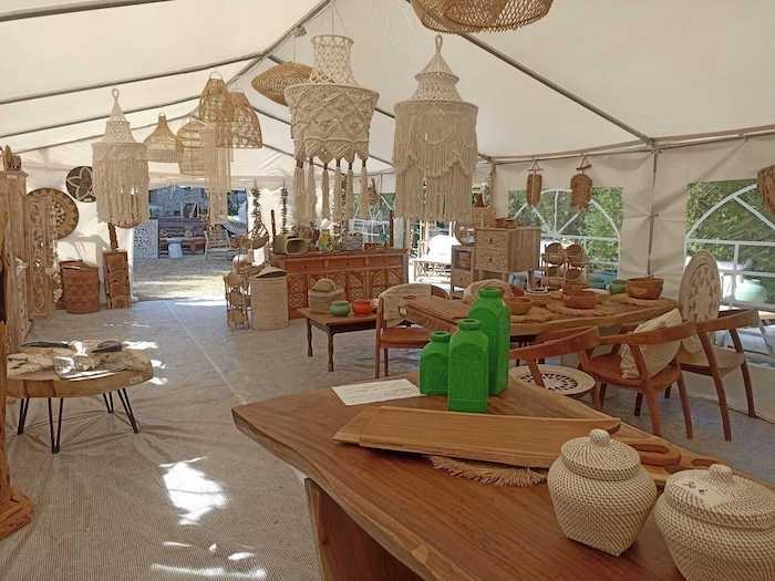 l'intérieur de la casita à betera près de valencia avec des objets uniques à vendre