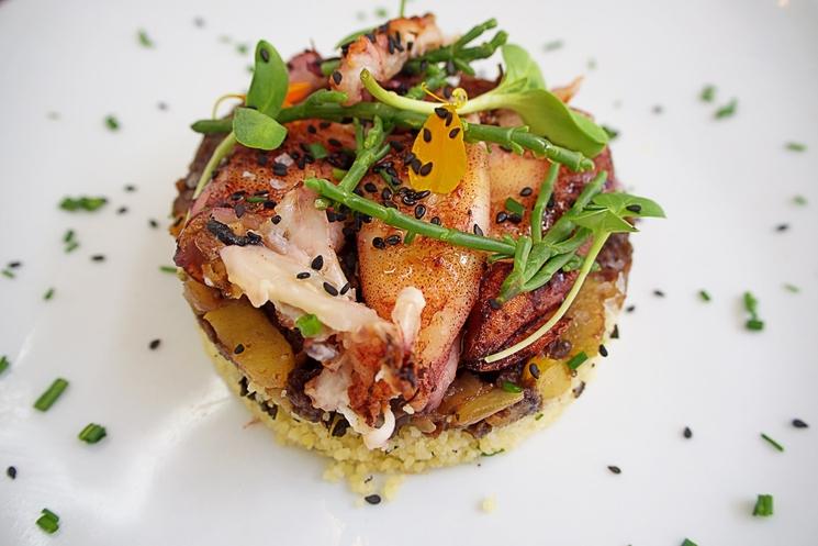 un plat gastromonique dans une asiette blanche