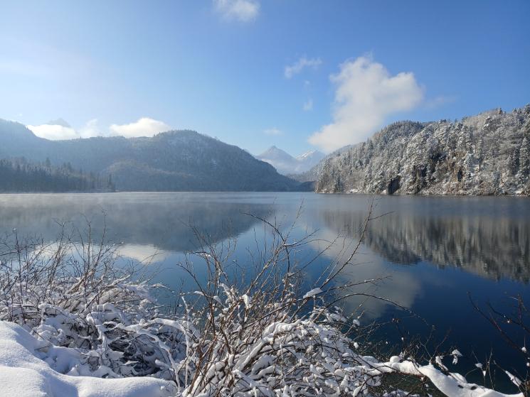 vue sur un lac dans les Alpes